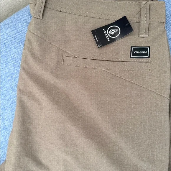 Volcom Men's Charcoal Flat Front Shorts (NWT) - Picture 6 of 14